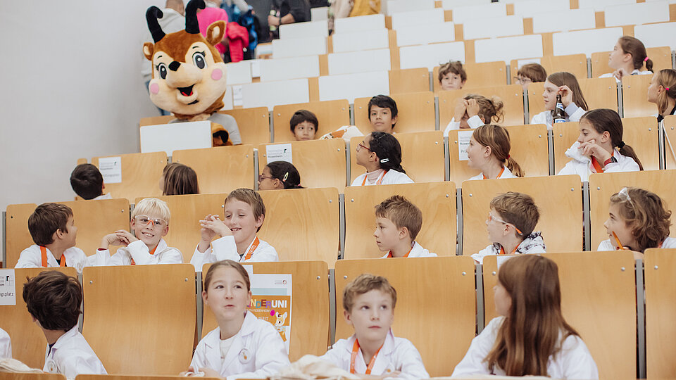 Kinder mit Rosi im Hörsaal