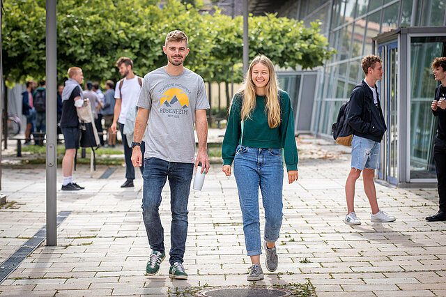 [Translate to English:] Student im TH Rosenheim T-Shirt am Campus