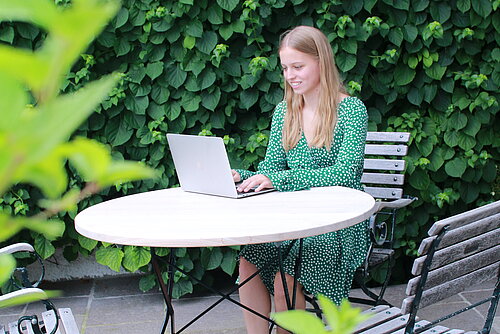 Studentin sitzt am Laptop.