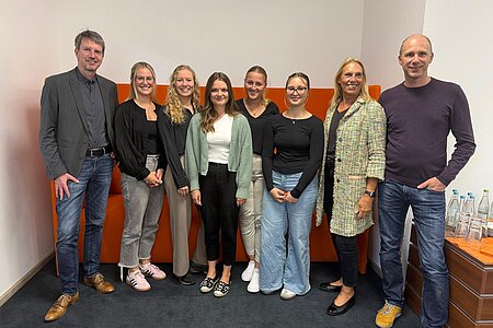 Nach der Abschlusspräsentation posiert das studentische Projektteam fröhlich mit den Auftraggebern von Bensegger und Frau Dr. Kölzer.