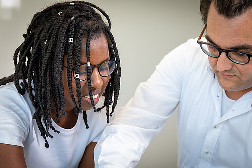 A student and lecturer work on a project in the labs of Campus Burghausen.