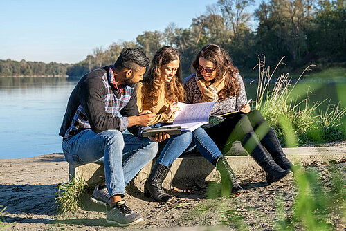 Internationale Studierende im Freien