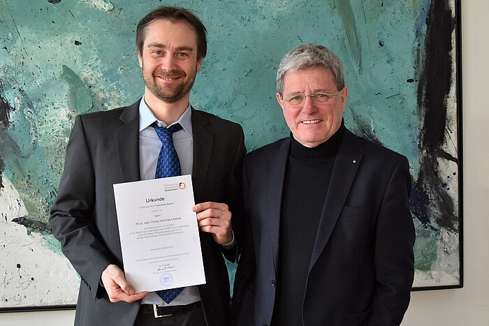 Das Bild zeigt Professor Florian Kellner und den Präsidenten der TH Rosenheim, Professor Heinrich Köster.