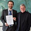 Das Bild zeigt Professor Florian Kellner und den Präsidenten der TH Rosenheim, Professor Heinrich Köster.