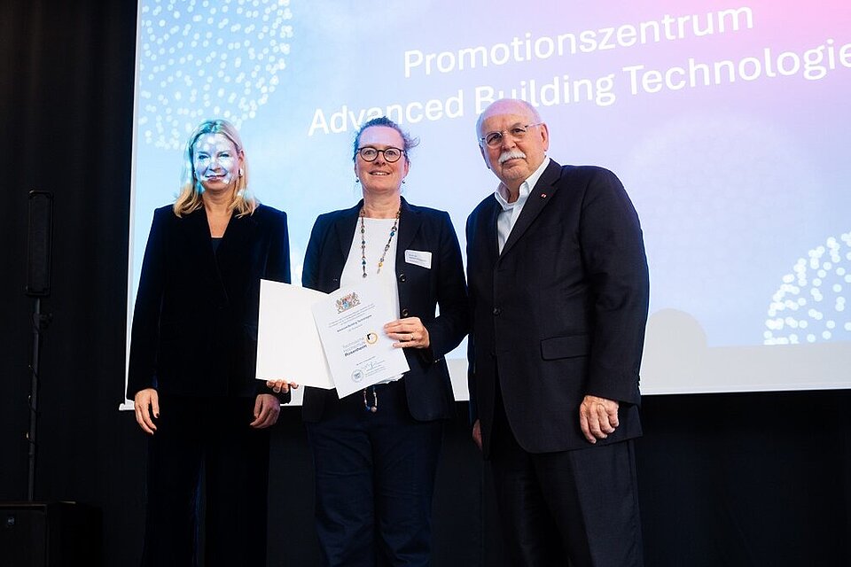 Das Bild zeigt Professorin Sandra Krommes bei der Urkundenübergabe zum Promotionszentrum Advanced Building Technologies.
