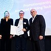 Das Bild zeigt Professorin Sandra Krommes bei der Urkundenübergabe zum Promotionszentrum Advanced Building Technologies.