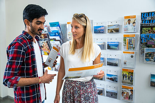 A students gets consultation at TH Rosenheim