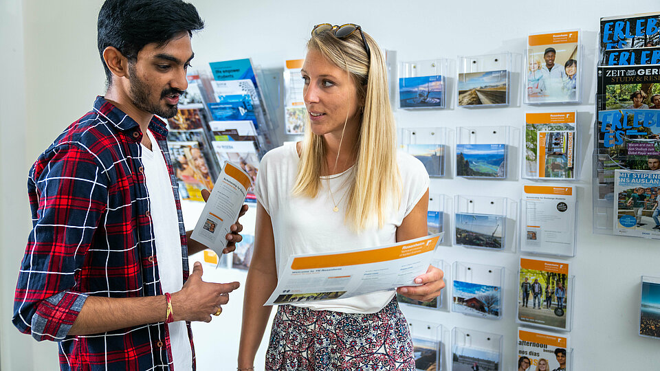 Ein Student wird am Campus Rosenheim beraten.