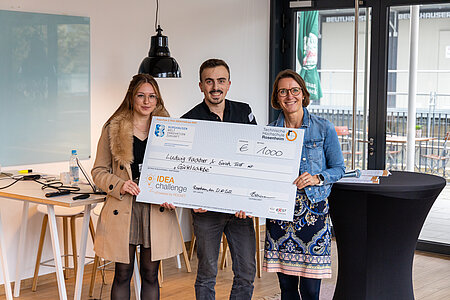 3. Platz IDEAchallenge2022 Ludwig Feichtner und Sarah Trost mit Stephanie Kapitza