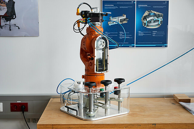 Robotermodell mit Greifer-Wechselsystem