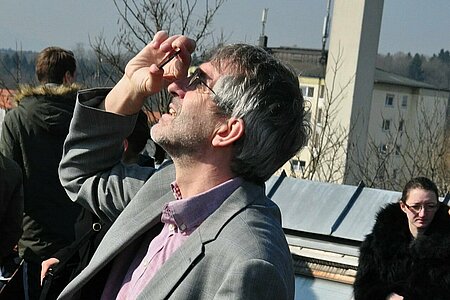 Prof. Dr. Elmar Junker, Leiter der Sternwarte Rosenheim, bei der Beobachtung der Sonne