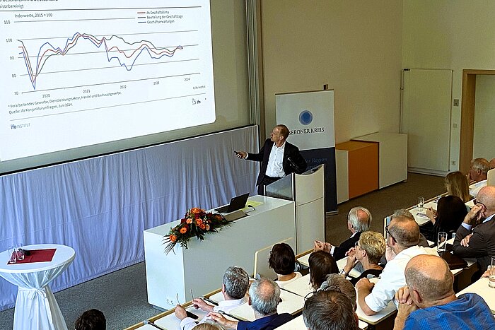 Das Bild zeigt den Ökonomen Professor Clemens Fuest in einem Hörsaal der TH Rosenheim.