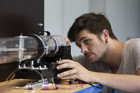 EGT- Student mit Minigasturbine im EGT- Labor für Strömungsmechanik