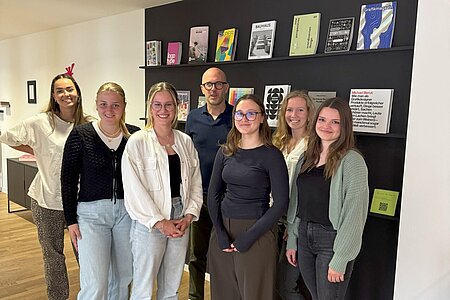 Die fünf Studentinnen des Projektteams posieren gut gelaunt mit zwei Mitarbeitern von Bensegger nach dem Briefing.