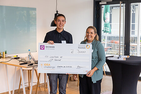 1.Platz IDEAchallenge Till Lauritzen mit Preispatin Nikola Thierfelder QAware