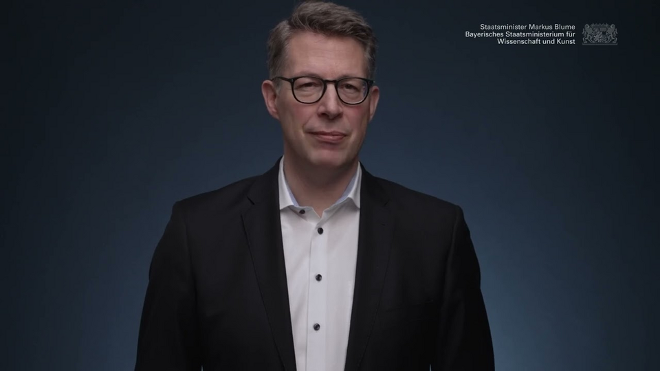 Staatsminister Markus Blume gratuliert der TH Rosenheim zum Jubiläum