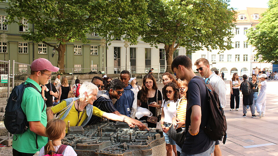 Students and a guide on a city tour in Munich.
