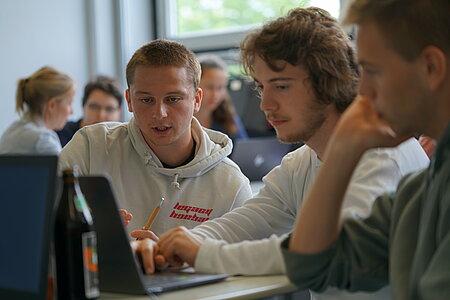 Students during the project phase in front of the laptop.