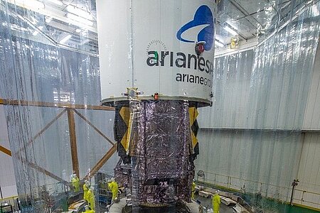 Als letzter Integrationsschritt vor dem eigentlichen Start wird die sogenannte Fairing, die Hülle die JWST beim Start schützt, montiert