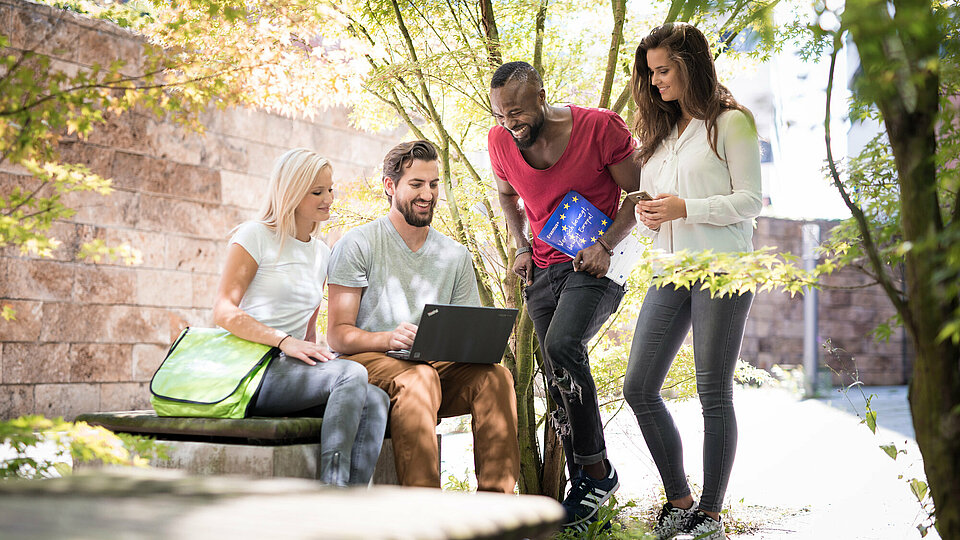 [Translate to English:] Studierende im Freien