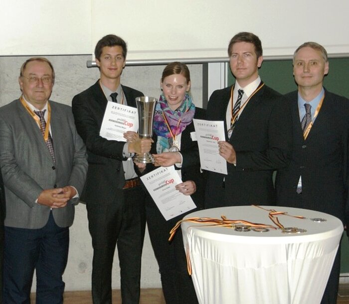 Das Siegerteam mit seinen beiden Coaches