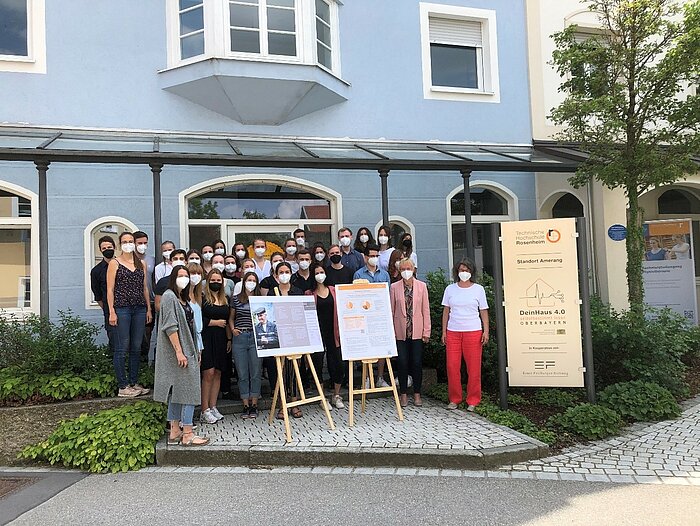 6. Semester PHY mit Professorinnen vor dem Wohnkompetenz-Zentrum in Amerang