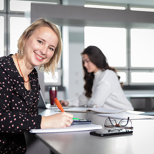 [Translate to English:] Studentin beim Lernen an Arbeitsplatz