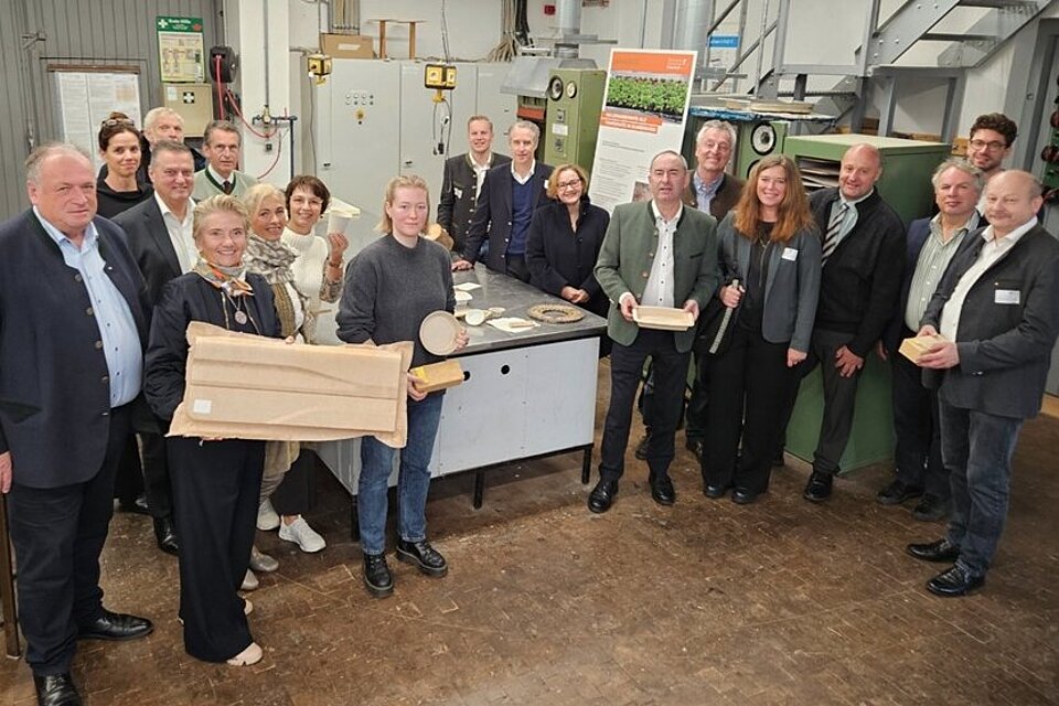Das Bild zeigt Wirtschaftsminister Hubert Aiwanger mit anderen Personen bei einer Laborführung an der TH Rosenheim.