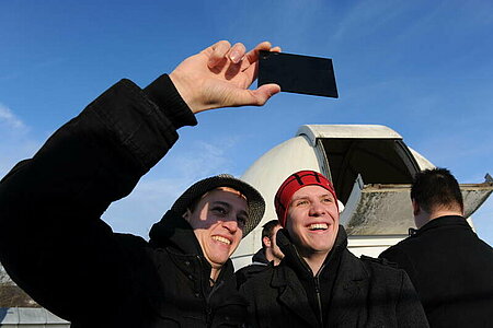 zwei Beobachter machen Fotos