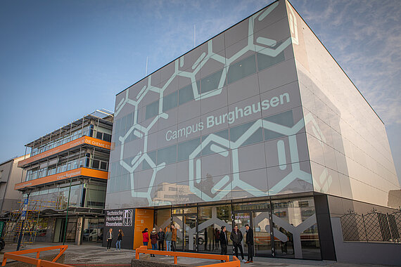 [Translate to English:] Außenansicht Gebäude C und B Campus Burghausen