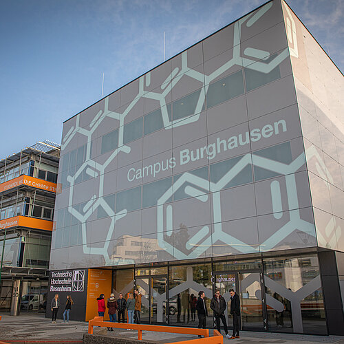 Außenansicht Campus Burghausen Hauptgebäude