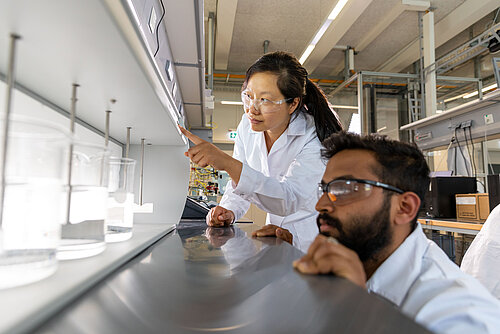 Students in a lab in Burghausen