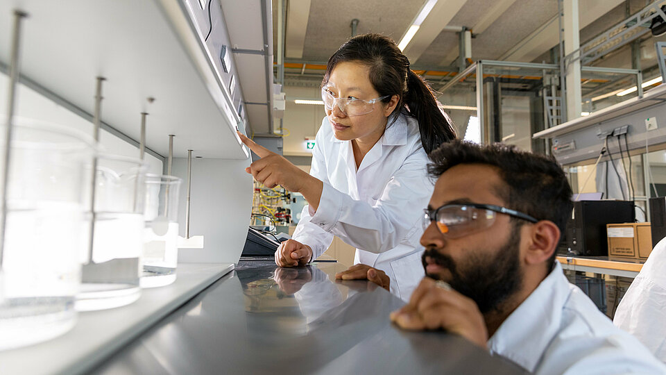 Students in a lab in Burghausen