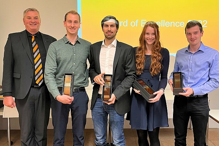 Auf dem Bild ist Vizepräsident Prof. Dr. Eckhard Lachmann gemeinsam mit den ausgezeichneten Absolvent*innen Matthias Taschner, Alexander Kojer, Rebekka Wegmann und Michael Schneider (von links) zu sehen.