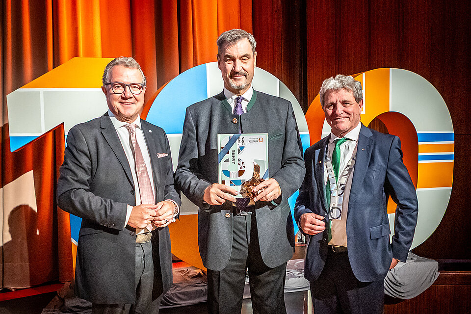 Das Bild zeigt den Hochschulratsvorsitzenden Klaus Stöttner, Bayerns Ministerpräsident Markus Söder und Hochschulpräsident Professor Heinrich Köster.