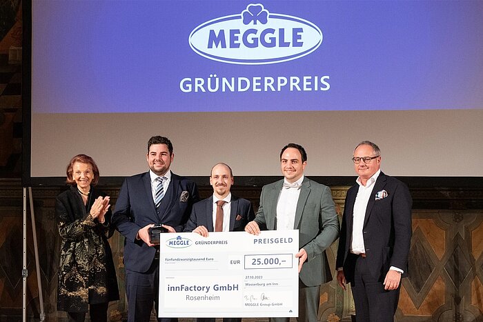 Das Bild zeigt das Team des Unternehmens Innfactory bei der Verleihung des Meggle-Gründerpreises in Wasserburg am Inn.