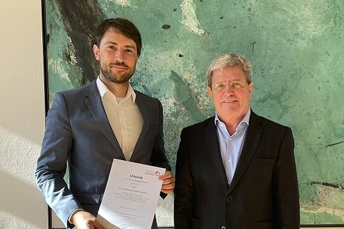 Das Bild zeigt Professor Matthias Mitterhofer zusammen mit Hochschulpräsident Professor Heinrich Köster.