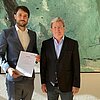 Das Bild zeigt Professor Matthias Mitterhofer zusammen mit Hochschulpräsident Professor Heinrich Köster.