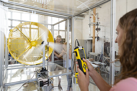  Eine Gruppe EGT- Studierender forschen am Windteststand an der Technischen Hochschule Rosenheim