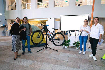 Prof. Dr. Stephanie Kapitza (HigHroQ-Projektleitung) mit Mitarbeitern des HigHRoQ-Teams (Frau Rebekka Dees und Frau Dr. Sabrina Simon) neben einem Gewinner der "HigHRoQ: Future Skills Challenge"