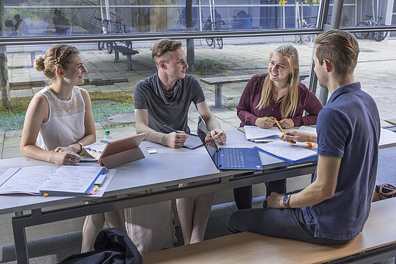 Eine Gruppe Studierender beim Lernen im Foyer des R-Baus am Campus Rosenheim