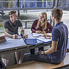 Eine Gruppe Studierender beim Lernen im Foyer des R-Baus am Campus Rosenheim