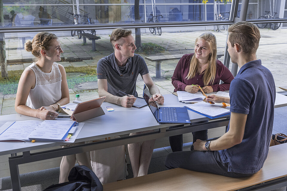 Eine Gruppe Studierender beim Lernen im Foyer des R-Baus am Campus Rosenheim