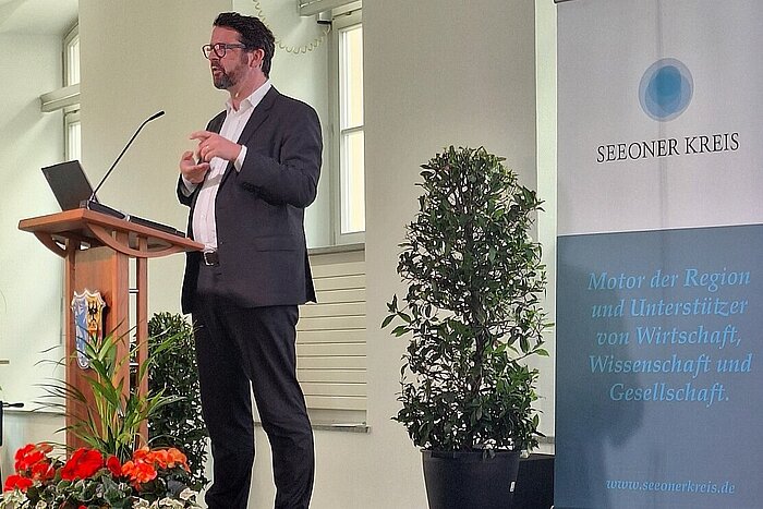 Das Bild zeigt Professor Dr. Alexander Pretschner bei seinem Vortrag am Campus Chiemgau in Traunstein.