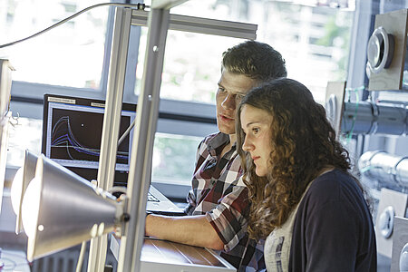 Eine EGT- Studentin und ein EGT- Student analysieren Photovoltaik  im EGT- Solarlabor an der Technischen Hochschule Rosenheim