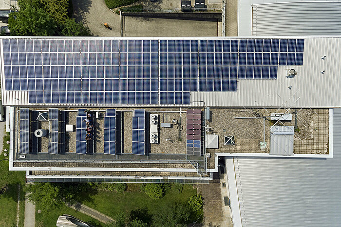 Das Bild zeigt Solarmodule auf dem Dach eines Gebäudes der Technischen Hochschule Rosenheim.