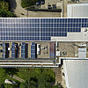 Das Bild zeigt Solarmodule auf dem Dach eines Gebäudes der Technischen Hochschule Rosenheim.