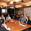 Das Bild zeigt Teilnehmerinnen und Teilnehmer des ersten Dialogforums in Mühldorf am Inn. Sie sitzen im städtischen Kulturzentrum an einem Tisch.