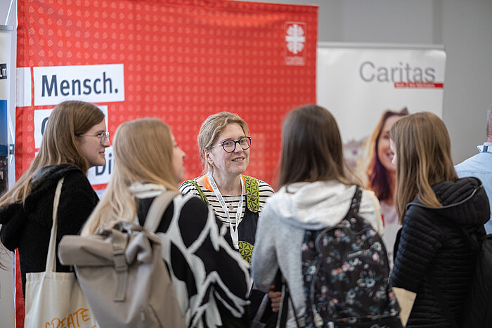 Das Bild zeigt Studierende bei der IKORO 2023 am Campus Mühldorf am Inn.