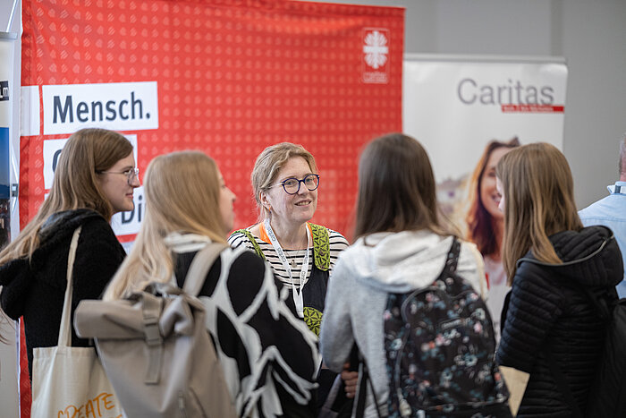 Das Bild zeigt Studierende bei der IKORO 2023 am Campus Mühldorf am Inn.